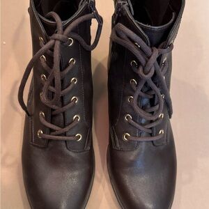 Kelly And Katie Lace Up/Zipper Close brown leather ankle boots, Size 9
